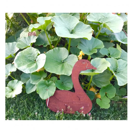 Enten und Gänse Gans seitlich sitzend auf Stab, Höhe 46 cm Ansicht seitlich sitzend mit kurzem Stab
Ganshöhe 46 cm
Gansbreite 42