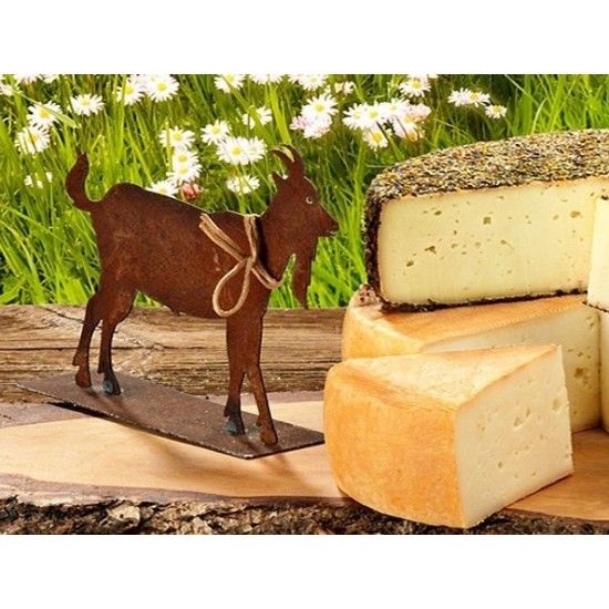 Allgäu Deko Ziege neben Käsebrett - perfekt für den Tisch als Tischdeko zur Allgäuer Brotzeit