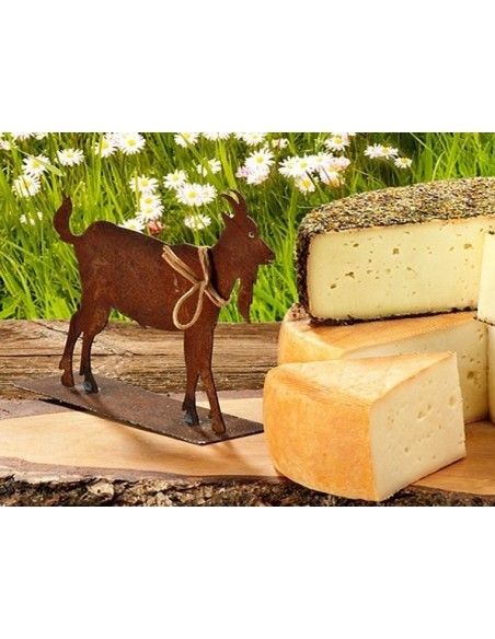 Allgäu Deko Ziege neben Käsebrett - perfekt für den Tisch als Tischdeko zur Allgäuer Brotzeit
