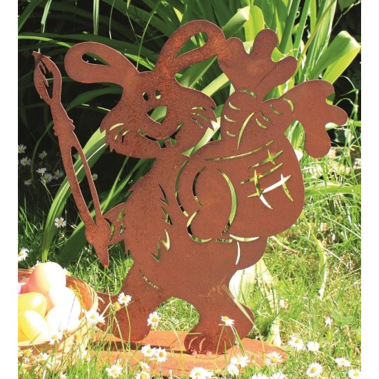 Rostiger Hase der Eier bemalt mit Pinsel in der Hand