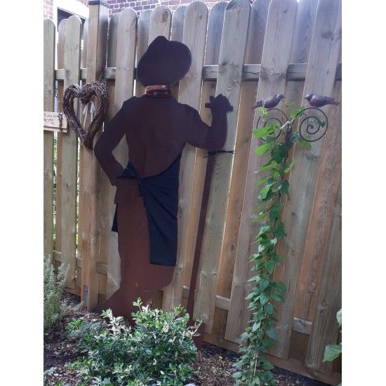 Gartenfigur am Zasun - der Gärtner Paul guckt durch den Zaun und hält mit seinem  Nachbarn ein "Schwätzchen"