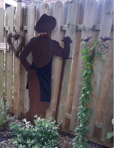 Gartenfigur am Zasun - der Gärtner Paul guckt durch den Zaun und hält mit seinem  Nachbarn ein "Schwätzchen"