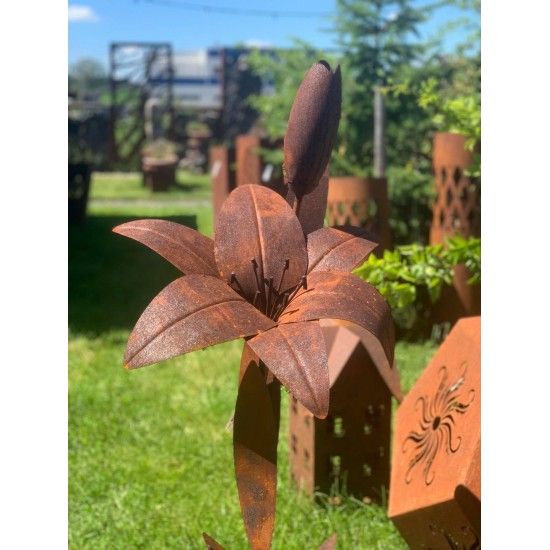 Deko Blume Metall als Gartenskulptur Lilie mit offener und geschlossener Blüte - Gartenstecker Rost