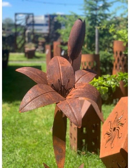 Deko Blume Metall als Gartenskulptur Lilie mit offener und geschlossener Blüte - Gartenstecker Rost