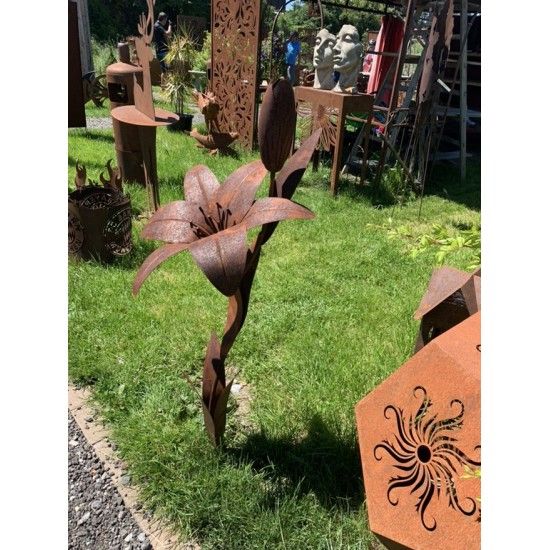 Blumen und Bäume Gartenskulptur Lilie mit offener und geschlossener Blüte - zum Stecken Diese Lilie mit einer offenen und einer 