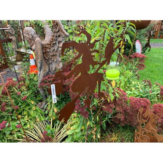 Hexen, Elfen, Drachen und Mystisches Gartenstecker Hexe Waltraud mit Rabe und Kessel 60 cm - Stab 120 cm 
Da fliegt unsere Walt