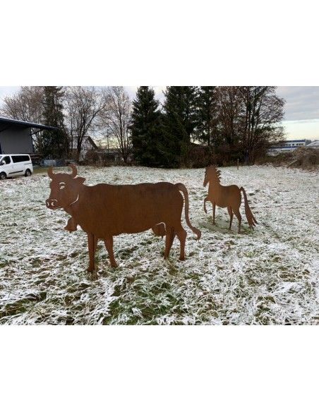 Kühe und Kälber Deko Kuh lebensgroß 140 x 200 cm - Tierfigur für den Garten 
Diese handwerklich gefertigte Deko Kuh ist eine le