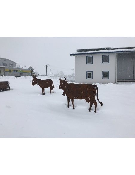Kühe und Kälber Deko Kuh lebensgroß 140 x 200 cm - Tierfigur für den Garten 
Diese handwerklich gefertigte Deko Kuh ist eine le