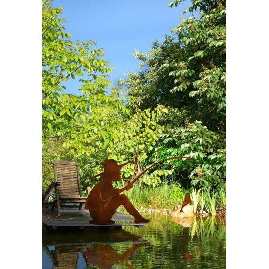 Gartenteich Fischender Angler Manni auf Platte, 70 cm hoch Tolle Teichdeko - Der angelnde Junge aus Rostigem Stahlblech ist eine