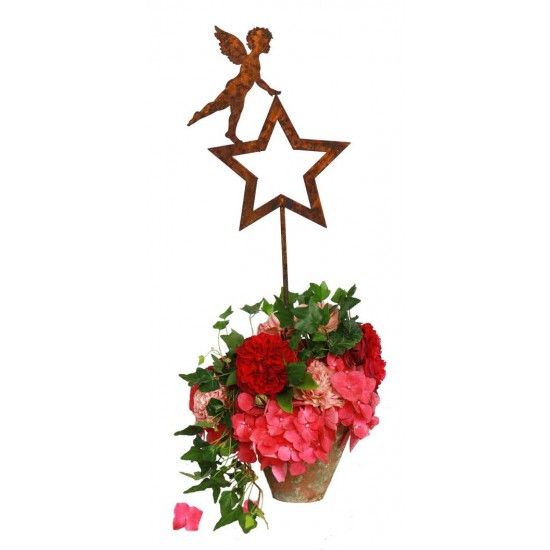 Weihnachtsdeko Gartenstecker Weihnachten Putte auf Stern stehend 27 cm hoch 
Die kleine Engelsputte (Engelskind) steht auf dem 