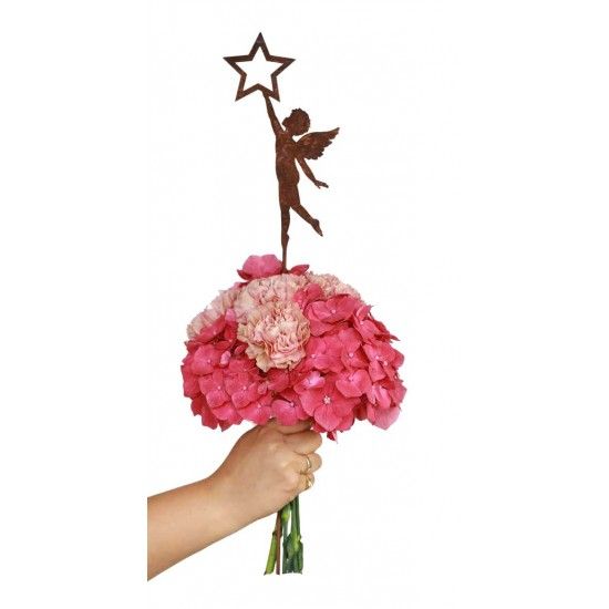 Weihnachtsdeko Aussen Gartenstecker Weihnachten Putte unter einem Stern 35 cm hoch 
Das Engelskind als Putte hält sich am Stern