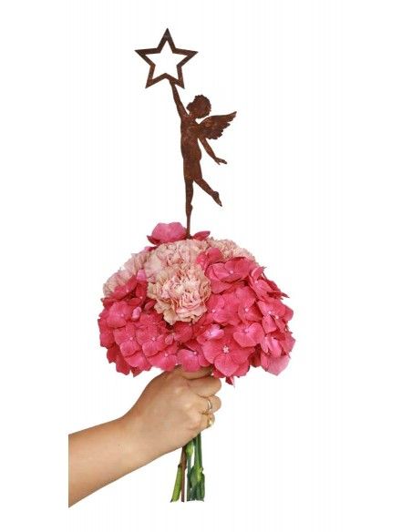 Weihnachtsdeko Aussen Gartenstecker Weihnachten Putte unter einem Stern 35 cm hoch 
Das Engelskind als Putte hält sich am Stern