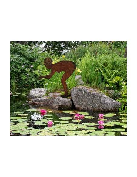 Menschen und Silhouetten Berta - Edelrost Badefigur 95 cm hoch auf Platte Die Schwimmerin Berta hüpft in den Badeteich. In Sprun