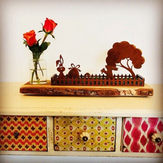 Holz / Rost Kombinationen Osterlandschaft - Bayern - Länge 50 mit Osterhasen und Korkenglas  
mit dieser österlichen Dekoration