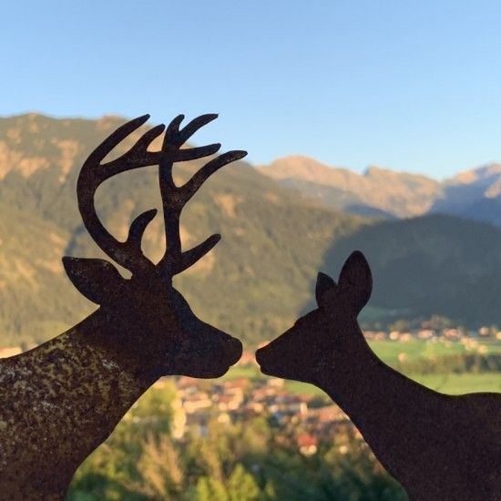 Hirsche, Wildtiere und Waldbewohner Deko Hirsch groß auf Platte -  Höhe 30 cm - küssender Hirsch Höhe 30 cm
Breite 26 cm