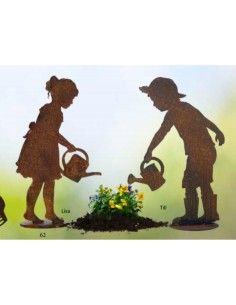 Gärtner Figur kleiner Gärtner Till mit Gießkanne auf Platte - Höhe 98 cm - Breite 65 cm lebensgroße Kinderfigur Produktdetails:
 2