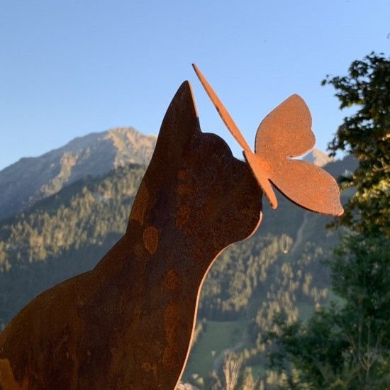Deko Katzen und Mäuse Deko Katze mit Schmetterling auf der Nase - Höhe 42 cm Diese schöne Katzendeko für den Garten ist eine ein