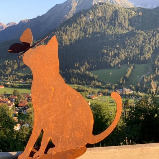 Deko Katzen und Mäuse Deko Katze mit Schmetterling auf der Nase - Höhe 42 cm Diese schöne Katzendeko für den Garten ist eine ein