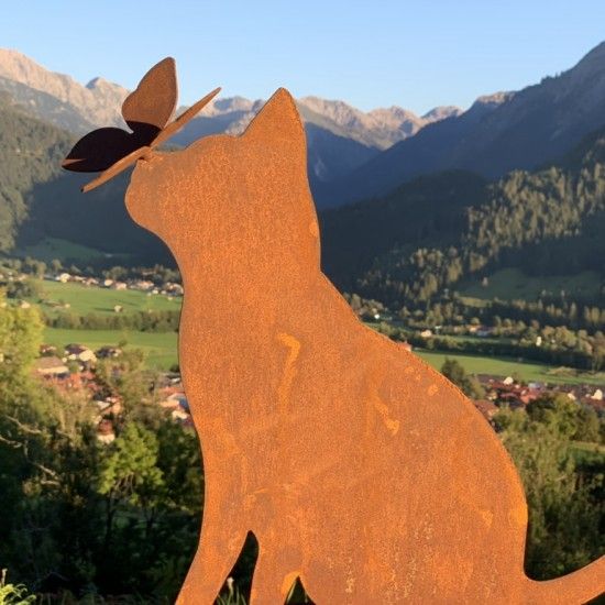 Deko Katzen und Mäuse Deko Katze mit Schmetterling auf der Nase - Höhe 42 cm Diese schöne Katzendeko für den Garten ist eine ein
