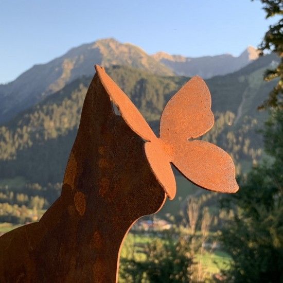 Deko Katzen und Mäuse Deko Katze mit Schmetterling auf der Nase - Höhe 42 cm Diese schöne Katzendeko für den Garten ist eine ein