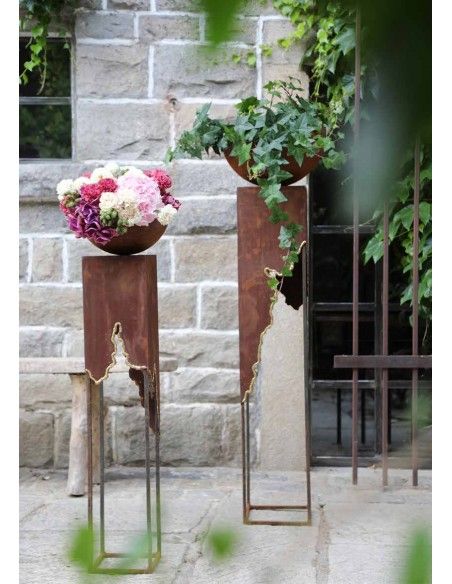 Skulpturen - Rostsäulen und Stelen  Tischchen Riss mit goldenem Rand als Abschluss - Höhe 100 cm - Podest 
Risstisch mit golden