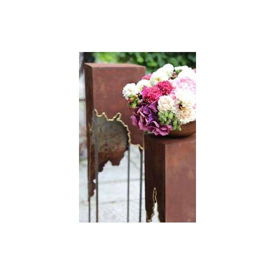 Skulpturen - Rostsäulen und Stelen  Tischchen Riss mit goldenem Rand als Abschluss - Höhe 100 cm - Podest 
Risstisch mit golden