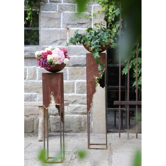 Skulpturen - Rostsäulen und Stelen  Gartentisch Riss mit goldenem Rand als Abschluss - Höhe 125 cm - Podest 
Risstisch mit gold