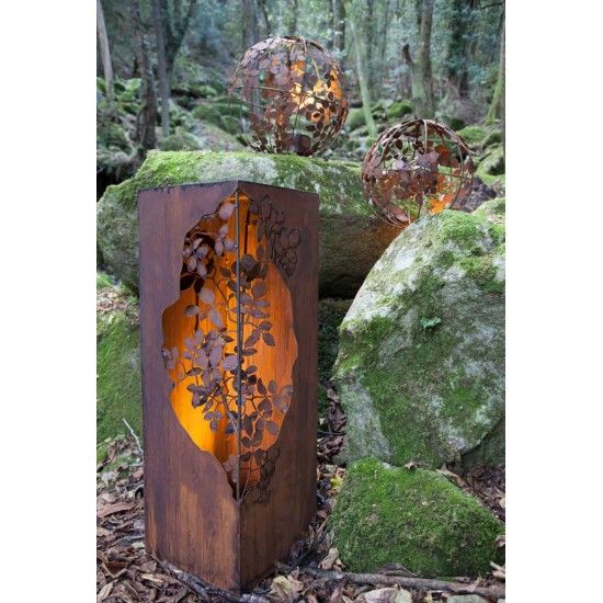 Rechteckige Säulen Rostsäule mit Blätterranken innen - 120 cm hoch, 35 x 35 cm 
aufwändig gearbeitete Säule aus rostigem Metall