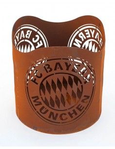 FC BAYERN WINDLICHT 20 cm hoch Ø 20 cm FCB Dekoidee
Windlicht mit dem Logo des FC BAYERN MÜNCHEN
Höhe 20 cm