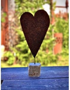 Herzige Dinge - Edelrost Dekoherzen kleines Deko Herz auf Steinsockel - 25 cm hoch 
Diese hübsche asymetrische Deko Herz aus Ed