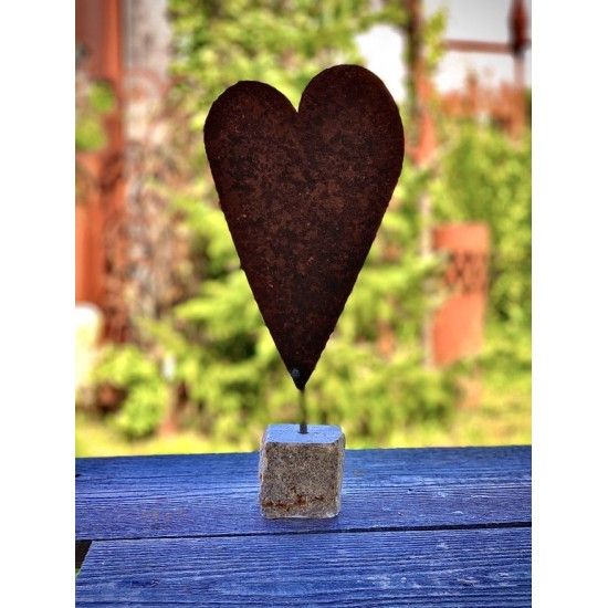 Herzige Dinge - Edelrost Dekoherzen kleines Deko Herz auf Steinsockel - 25 cm hoch 
Diese hübsche asymetrische Deko Herz aus Ed