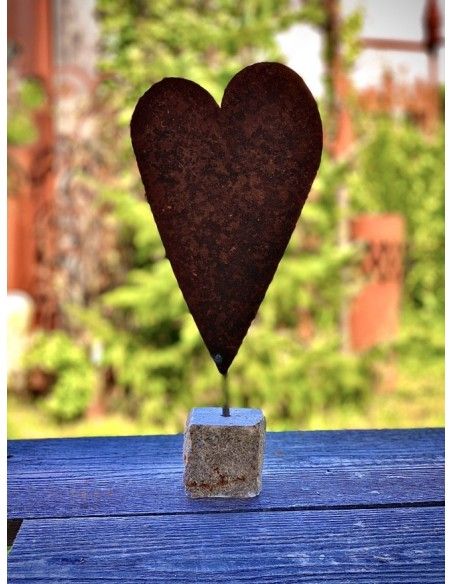 Herzige Dinge - Edelrost Dekoherzen kleines Deko Herz auf Steinsockel - 25 cm hoch 
Diese hübsche asymetrische Deko Herz aus Ed