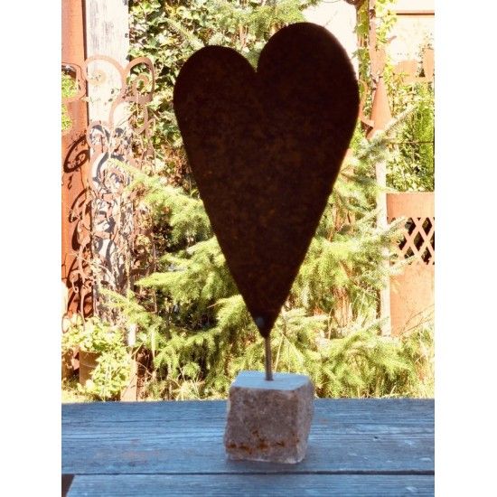 Herzige Dinge - Edelrost Dekoherzen kleines Deko Herz auf Steinsockel - 25 cm hoch 
Diese hübsche asymetrische Deko Herz aus Ed