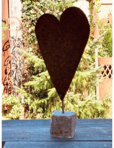 Herzige Dinge - Edelrost Dekoherzen kleines Deko Herz auf Steinsockel - 25 cm hoch 
Diese hübsche asymetrische Deko Herz aus Ed