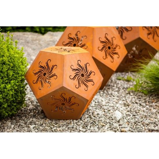 Rostdeko zum Beleuchten Sonnenwürfel 53cm hoch (mittel) Formsch&ouml;ner Edelrost Gartenw&uuml;fel mit ausgelaserten Sonnen.
 