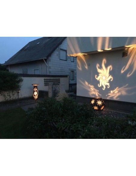 Rostdeko zum Beleuchten Sonnenwürfel, 43cm hoch (klein) Formschöner Edelrost Gartenwüfel mit ausgelaserten Sonnen.
 
Prodtdeta