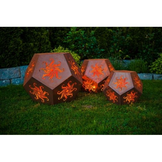 Rostdeko zum Beleuchten Sonnenwürfel, 43cm hoch (klein) Formschöner Edelrost Gartenwüfel mit ausgelaserten Sonnen.
 
Prodtdeta