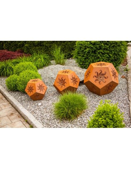 Sonderformen Säulen Sonnenwürfel, 68cm hoch (groß) Formschöner Gartenwüfel mit ausgelaserten Sonnen.
 
Produktdetails:
Höhe: 