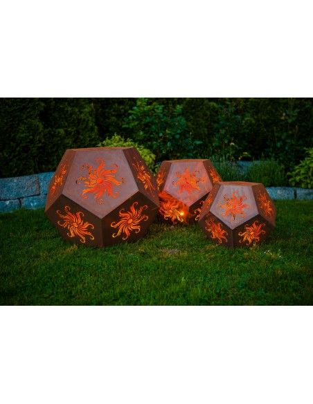 Sonderformen Säulen Sonnenwürfel, 68cm hoch (groß) Formschöner Gartenwüfel mit ausgelaserten Sonnen.
 
Produktdetails:
Höhe: 