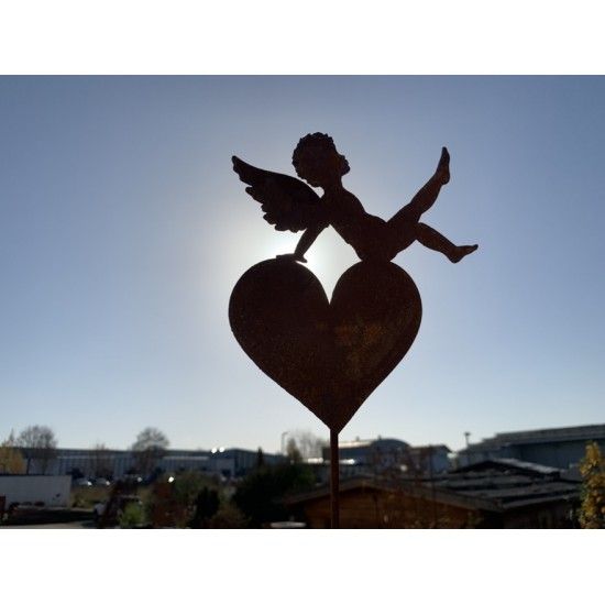 Gartendeko Rost Putte auf Herz sitzend mit Stab - Höhe 120 cm Dies ist eine Engelsputte auf einem Herz sitzend als Stecker
Hö