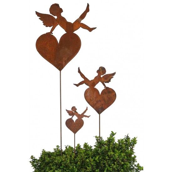 Gartendeko Rost Putte auf Herz sitzend mit Stab - Höhe 120 cm Dies ist eine Engelsputte auf einem Herz sitzend als Stecker
Hö