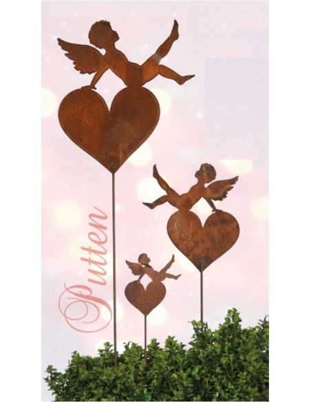 Gartendeko Rost Gartenstecker große Putte auf Herz sitzend 55 cm mit Stab 120 cm Dies ist eine Engelsputte auf einem Herz sitzen Gartendeko Rost Gartenstecker große Putte auf Herz sitzend 55 cm mit Stab 120 cm Dies ist eine Engelsputte auf einem Herz sitzen