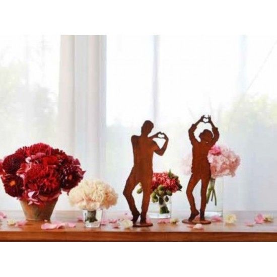 Menschen und Silhouetten Figur - Tom Hände formen ein Herz - auf Standplatte - Höhe 28 cm 
Kleiner Tom mit - Herz - auf Platte