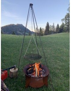 Neuheiten decoratio Dreibeingrill - Höhe 190 cm - mit Grillrost Ø 40 cm 
Höhe 190 cm
Durchmesser Grill 40 cm
unbehandelt
pas 2