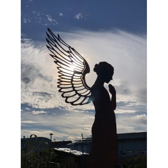 Weihnachtsdeko Metall Engelfigur XL - Santine - Höhe 77 cm Große Rost Engelfigur mit andächtiger Haltung und filigranen Flügel M