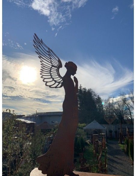 Weihnachtsdeko Metall Engelfigur XL - Santine - Höhe 77 cm Große Rost Engelfigur mit andächtiger Haltung und filigranen Flügel M