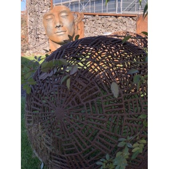 Deko Kugeln Kugel - Coureges - Durchmesser 70 cm, aus hunderten kurzen Eisenstäben zusammengeschweist 
Aussergewöhnliche Kugel 