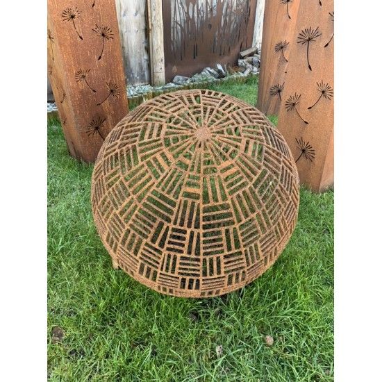 Deko Kugeln Kugel - Coureges - Durchmesser 70 cm, aus hunderten kurzen Eisenstäben zusammengeschweist 
Aussergewöhnliche Kugel 