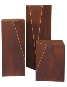 Rechteckige Säulen Podest Dreieck mit goldener Naht - Höhe 100 cm - Rostsäule 
Dieses Moderne Podest aus Metall ist mit seiner  2