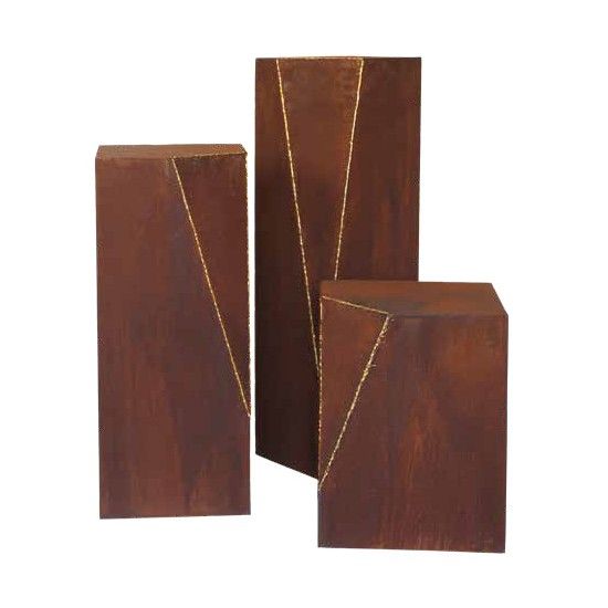 Rechteckige Säulen Podest Dreieck mit goldener Naht - Höhe 100 cm - Rostsäule 
Dieses Moderne Podest aus Metall ist mit seiner 